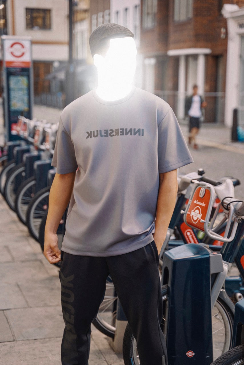 THE REVERSED RELAXED TEE IN DARK GREY