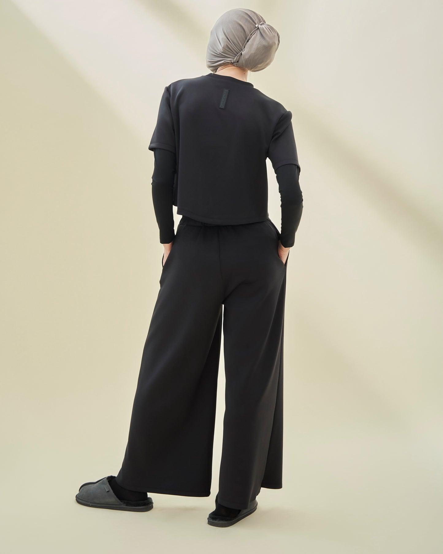 THE INNERSEJUK 2-IN-1 CROP TOP IN BLACK
