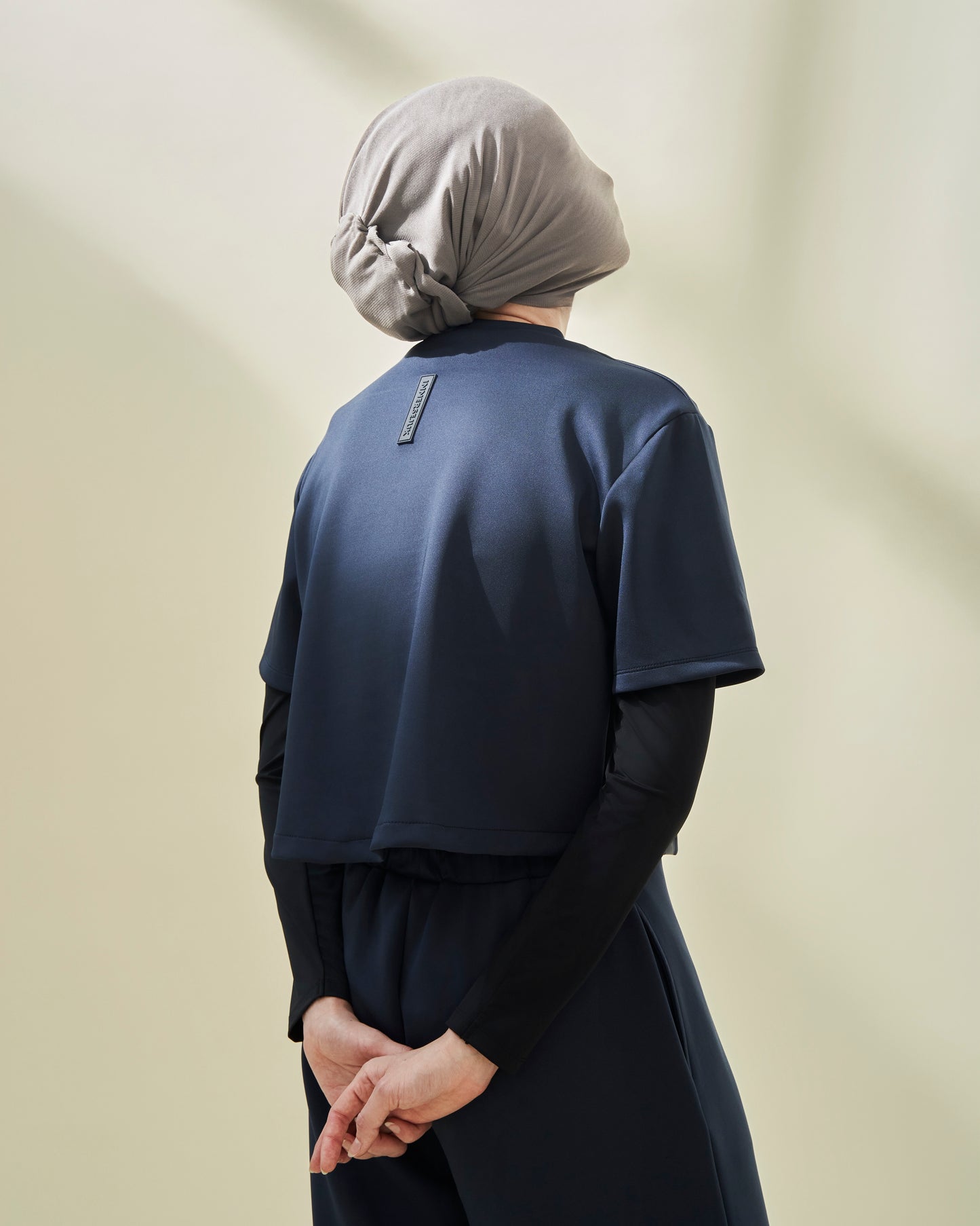 THE INNERSEJUK 2-IN-1 CROP TOP  IN DARK BLUE