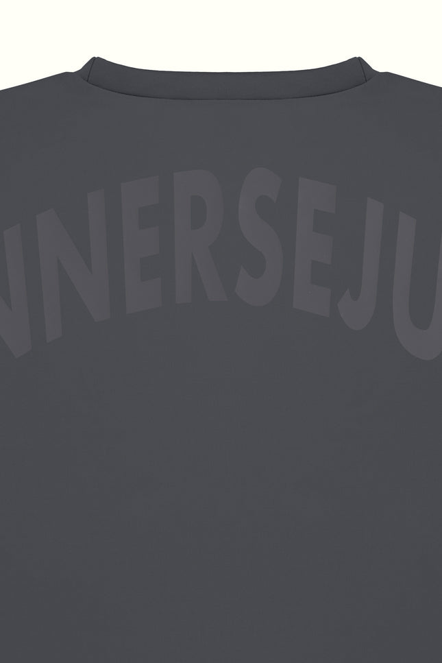 THE INNERSEJUK BACK REGULAR TEE IN DARK GREY