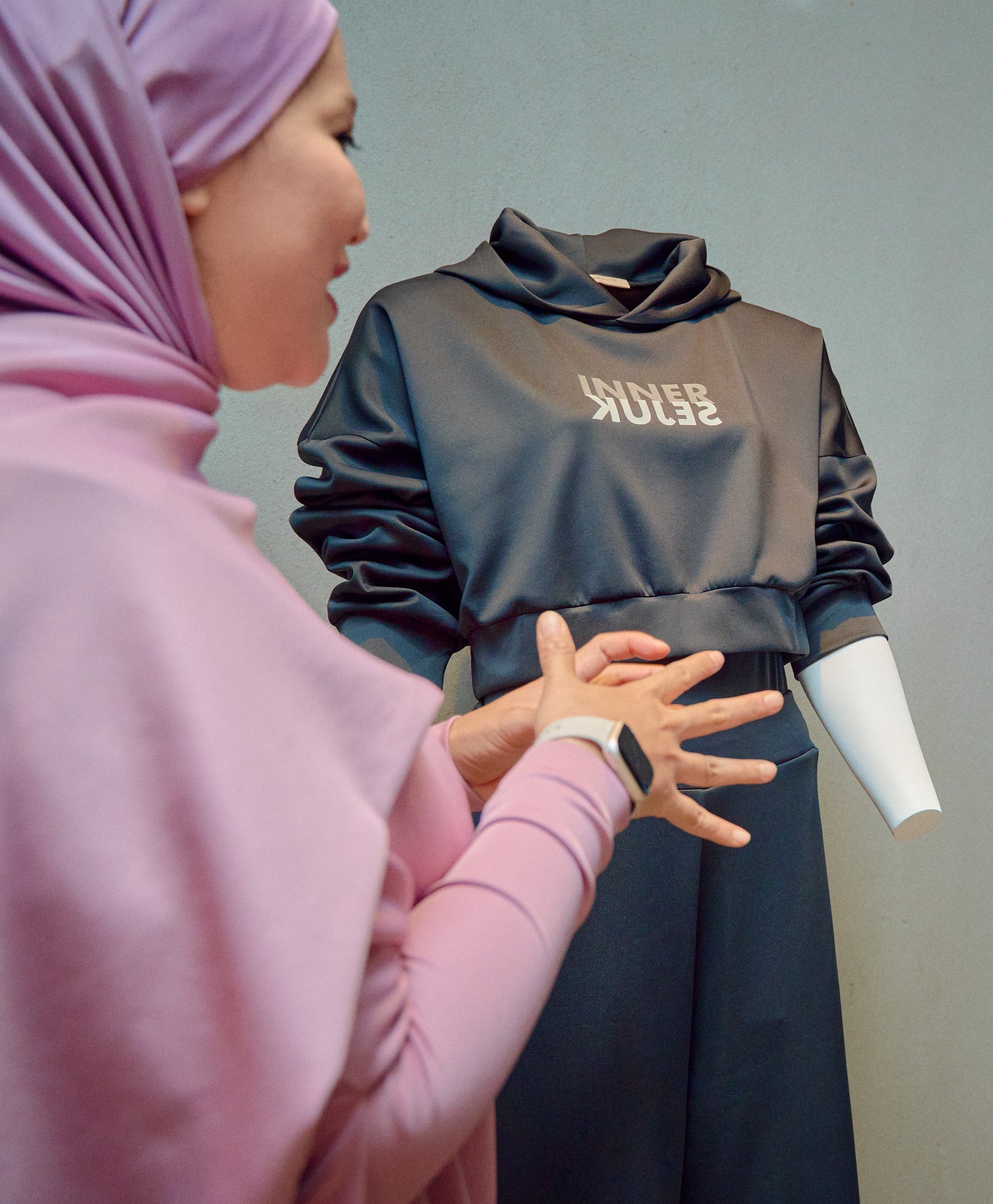 THE REVERSE 2-IN-1 CROP HOODIE  IN BLACK