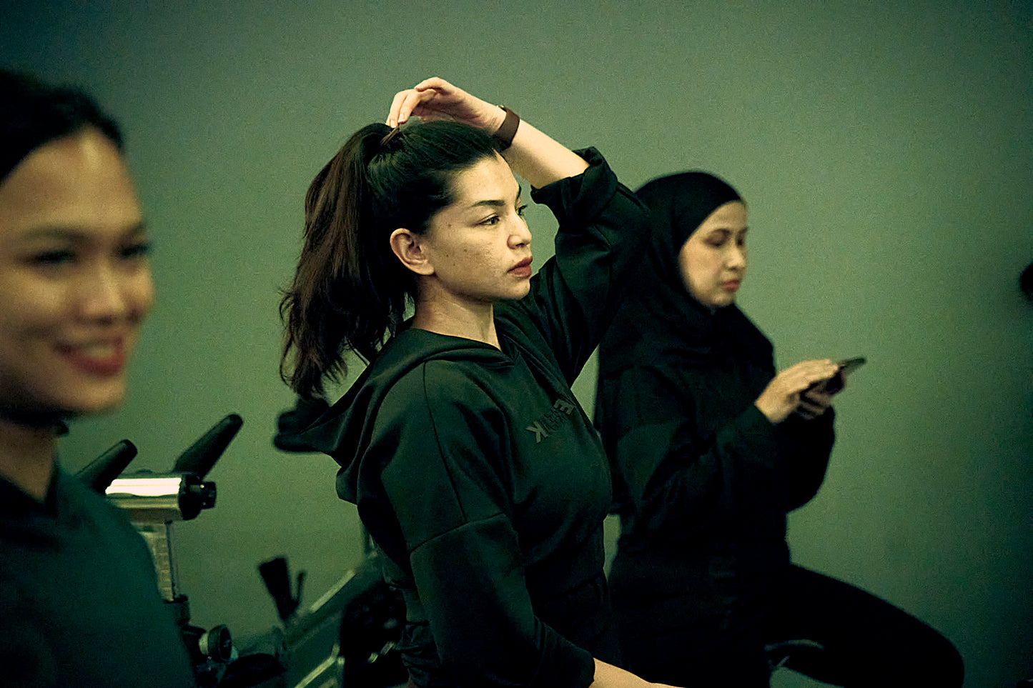 THE REVERSE 2-IN-1 CROP HOODIE  IN BLACK